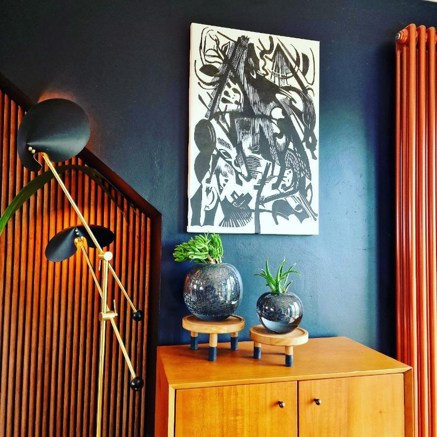 New Amazing The Black Wolf Suite The Grumpy Schnauzer B&B Airdrie Exterior foto
